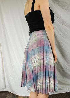 "Beautiful vintage pleated skirt from the 70s. Made by \"The Gang's All Here, New York NY\". Made in USA. Good vintage condition, some light discoloration, pictured. Labeled size 9, fits like a modern size S/M. Please see measurements for accurate fit. Measurements: Length: 27\" Waist: 24\" Hips: 50\" Please message me with any questions about this item. Thank you for visiting Bug B! v i n t a g e b o t t o m s https://www.etsy.com/shop/BugBVintage?section_id=26872169 v i s i t t h e s h o p www The Gangs All Here, Patterned Midi Skirt, Vintage Pleated Skirt, Midi Skirt Pattern, Levis Vintage Clothing, Rose Skirt, Skirt Purple, Vintage Velvet, Cute Skirts