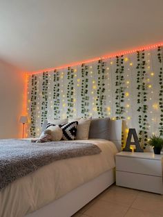 i have just decorated my bedroom with lightsleds and ivy 😍😍 Luxury Room Bedroom, Dorm Room Inspiration, Pinterest Room Decor, Cozy Room Decor, Teen Bedroom Decor, Luxury Rooms, Wallpaper Vintage