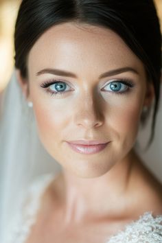 Discover the best bridal makeup ideas for blue-eyed brides with this list of 61 stunning looks. From modern glam to timeless elegance, these styles will inspire your wedding-day perfection. Click now to explore them all! #BridalBeauty #WeddingStyle #BlueEyesGlam Natural Bridal Makeup Blue Eyes, Make Blue Eyes Pop, Navy Eyeliner, Bridal Makeup Ideas, Dark Hair Blue Eyes, Pale Pink Lips, Taupe Eyeshadow, Mauve Lips