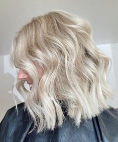 Short Champagne Blonde Hair, Creamy Pearl Blonde Hair, Platinum Blonde Bob Hair, Vanilla Blonde Short Hair, Creamy Blonde Hair Color, Soft Platinum Blonde Hair, Ashy Blonde Hair Short, Short Creamy Blonde Hair, White Blonde Hair Short