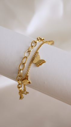 Bracelet breloques papillon Bracelet double chaine Ajustable : oui Longueur : 15,5 + 5 cm Résiste à l'eau, ne change pas de couleur Hypoallergénique Luxury Blue Elegant Chain Bracelet, Butterfly Chain Bracelet, Elegant Gold Bracelets With Butterfly Clasp, Butterfly Gold Bracelet, Chic Luxury Gold-tone Chain Bracelet, Bracelet