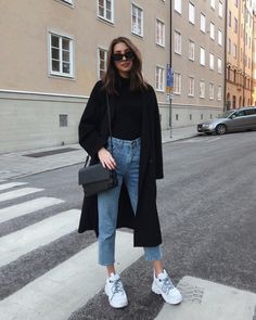 Minimal Outfit Ideas Aesthetic, Uk Clothing Style, Spanish Fashion Women Street Style, Black Style Girl, Black Aesthetic Clothes, Black Style Aesthetic, Black Outfit Women, Black Aesthetic Outfit, Minimalist Aesthetic Outfit