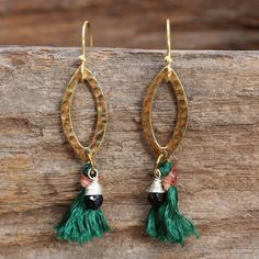 Martillado aretes de latón con el cable verde de por cafeandshiraz Hammered Brass, Brass Earrings, 22k Gold, Ear Wire, Tassel Necklace, Solid Gold, Tassels, Macrame, Cable