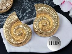 Material Zinc Alloy  Size 4.6/3.4cm "Unleash your inner fashionista with these fabulous shell-inspired gold earrings! Their large, statement-making design is perfect for those who love to express their unique style. Crafted with care, each earring is adorned with intricate shell details that add a touch of beachy charm to any ensemble. Embrace the bold and the beautiful with these eye-catching earrings that are sure to turn heads wherever you go!" Thank you 😊  ref 10031 Big Shell, Earrings Funky, Gold Holiday, Earrings Big, Holiday Earrings, Bold Earrings, Shell Design, Bold And The Beautiful, Holiday Earring