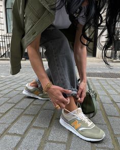 Claudia Berresford on Instagram: "Ad | How to wear trainers this spring: 3 versatile outfits with Spring staples from @amazonfashioneu - links on stories #FoundItOnAmazon…" Dad Sandals, Green Trainers, Spring Getaway, Spring Staples, Spring Capsule, Spring Capsule Wardrobe, Army Green Jacket, Sweater Layering, Versatile Outfits