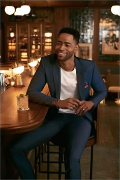 Macho Moda - Blog de Moda Masculina: 4 Passos para SE VESTIR BEM gastando MUITO POUCO Dinheiro! Jay Ellis, Men's Winter Fashion, Boss Suits, Black Men Fashion Casual, Mens Fashion Casual Winter, Mens Fashion Business, Men Photoshoot, Man Photography, Men's Fashion Casual