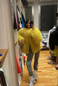 Yellow Fur Coat, Big Fur Coat, Fur Coat Outfit, Pop Culture Fashion, Slay Outfits, Yellow Coat, Coat Street Style, Coat Outfit, Street Style Winter