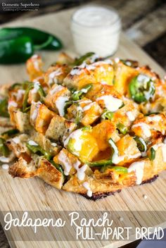 Jalapeno Ranch Pull-Apart Bread - the cheesiest, most delicious pull-apart bread with a KICK that you will ever try! Pull Apart Pizza, Pull Apart Pizza Bread, Game Day Recipes, The Best Game, Party Appetizers Easy, Pull Apart Bread, Easy Cooking Recipes, Perfect Appetizers, Pizza Bread