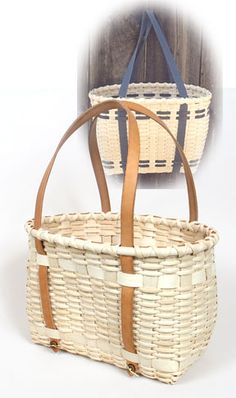 Weaving Baskets, Pine Needle Crafts, Basket Handle, Basket Weaving Patterns, Basket Making