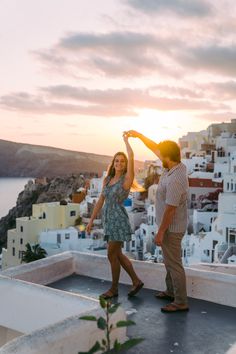 Couple dancing on rooftop in Santorini Greece Cruise Couple Photoshoot, Santorini Photoshoot Couple, Couple Pose Holiday, Santorini Photo Ideas Couple, Santorini Couple Photography, Santorini Poses, Greece Poses, Santorini Photo Ideas