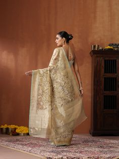 Immerse yourself in the radiance of Khinkhwab Gold. Every weave is a masterpiece, crafted by our skilled artisans with shimmering real silver zari. These handloom Banarasi sarees aren't just fashion, they're heirlooms. Designed for discerning tastes, they captivate draped or as breathtaking art. Reception Outfits, Tissue Silk Saree, Banarasi Saree, Banarasi Sarees, Silk Saree, Lehenga, Silk Sarees, Saree, India