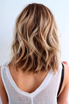 20 Fashionable Mid-Length Hairstyles for Fall 2018 – Medium Hair Ideas 20 Fashionable Mid-Length Hairstyles for Fall 2018 – Medium Hair Ideas Trendy We Fryzurach, Wavy Hairstyles Medium, Caramel Highlights, Shoulder Hair, Natural Wavy Hair, Shoulder Length Hair Cuts, Wavy Curly Hair, Sienna Miller