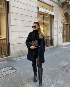 Old money outfit ideas | quiet luxury style | fall winter outfit ideas aesthetic #oldmoney Europe Outfits Autumn, Italy Outfits Autumn, Autumn In Italy Outfits, Autumn Italy Outfit, Fall In Europe Outfits, Italy Autumn Outfit, Fall Outfits Italy, London Outfit Ideas Fall, London Outfit Ideas Winter