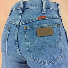 "Size 28 Wrangler Vintage Western Jeans W28 L30 High Waist Distressed Painted Jeans Mom Jeans Rodeo Riders Jeans Light Wash Jeans Made In Mexico . Brand: WRANGLER Size On Tag: 9x30 but fits more like 28\" waist, 13\" rise, 25\" thighs, 42\" hips, 30\" inseam,16.5\" leg opening! Fits a size 28, but check your measurements and compares the measurement with your garment. (see full measurement below) Recommended modern size: 28\" (28x30) Material : ✂ Cotton 100% ✂ Zipper ✂ Made In Mexico Distressed Wrangler Jeans Aesthetic, Jeans Western, Rodeo Rider, Jeans West, Wrangler Vintage, Cute Country Outfits, Western Jeans, Rave Fashion, Jean Vintage