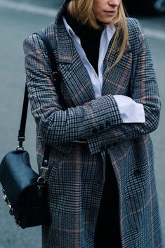 Madame Chic, Elegant Outfits, Deep Winter, Black Turtleneck, Brown Coat, Plaid Fashion, Moda Vintage, White Shirt Dress