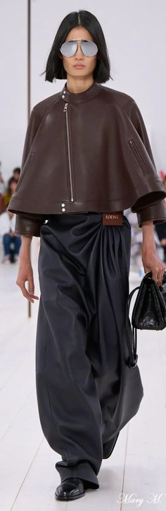 #Loewe #Spring2025RTW #Fashionrunway Advanced Style, Autumn Outfit, Runway Fashion, Beautiful People, Winter Fashion, Fashion Photography, Work Wear, Girl Fashion, Fashion Dresses