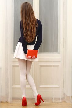 white tights with Red heels Tights Fashion, Red High Heels, Grunge Look, Looks Street Style, Inspiration Mode, Red Shoes, Beauty Blog, A Woman