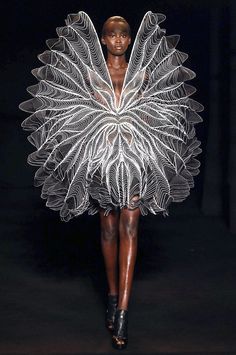 Iris Van Herpen Couture, Haute Couture Wedding Dress, Sculptural Fashion, Collection Couture, Iris Van Herpen, Design Moda, Peter Lindbergh, Couture Mode, Futuristic Fashion