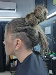 Rasta costado Female Undercut Long Hair, Undercut Long Hair, Half Shaved Hair, Shaved Hair Designs, Shaved Side Hairstyles, Short Hair Undercut, Shot Hair Styles, Undercut Hairstyles, Hair Dye Colors