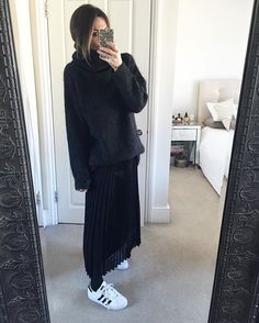 pin: louise7335 Superstars Adidas, Style Vintage Outfits, Adidas Trainer, Aritzia Outfit, Wire Clothes, Pleated Skirt Outfits, Adidas Superstar Outfit, Electroluminescent Wire, El Wire