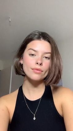 Short Hairstyles For Women: Gorgeous Pics To Get You Inspired Oval Face With Short Hair, Haircuts For Oval Faces Short, Short Haircuts For Round Face Women, Short Hair In Round Face, Oval Short Haircut, Oval Face Haircuts Women, Oval Face Hair Cuts Women, Oval Face Haircuts Short Thick Hair, Short Hair Before And After Haircuts