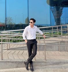 Chelsea Boot Outfit, Formal Dresses For Men, Korean Wedding Photography, Formal Men, Formal Men Outfit, Classy Outfits Men, Black And White T Shirts, Pose Fotografi