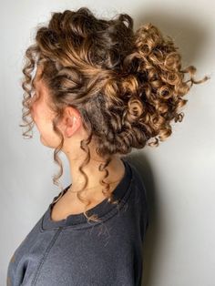 Coily Fall Hairstyle 2023 15 Ideas - women-club.online Hairstyle 2023, Curly Bridal Hair, Curly Hair Up, Curly Wedding Hair, Curly Updo, Curly Hair Updo, Hair With Bangs, Hairdos For Curly Hair, Curly Hair Inspiration