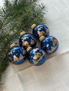 Set 5 PCS / 5,5 cm / Vintage Christmas baubles / Vintage Christmas decorations / Christmas tree decorations traditional Made in Germany / round / retro glass baubles royal blue / old Christmas tree decorations / mouth-blown and hand-decorated baubles Item number: CK-23-524 Material: glass, mouth-blown and hand-decorated Color: blue, gold Decoration: winter landscape Size: 5,5 cm Some baubles may have wax residue on them, or the ornaments may no longer be 100% intact. All this should be taken int Baubles Christmas, Christmas Tree Baubles, Glass Bauble, Old Christmas, Vintage Christmas Tree, Vintage Christmas Decorations, Christmas Settings, Christmas Items, Gold Decor