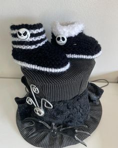 Super cute baby booties.  Gothic baby  boots.   Booties are knitted in acrylic and polyester yarn. fluffy yarn round top or black and white stripe top with Jack skellington buttons on the side. perfect gift for non traditional parents. Not everyone wants pink or blue Price is for 1 pair Top hat not included  Sorry, We do not send to Germany due to changes Newborn  Sole approximately 2.5 inch Fit 0-6 months Sole approx 3 inch C A R E * I N S T R U C T I O N S : Temp 30oC Dry Flat Arrives wrapped Boots Emo, Punk Baby Clothes, Clothes Alternative, Punk Baby, Gothic Baby, Goth Baby, Baby Kleidung, Fluffy Yarn, Baby Boots