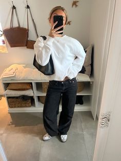 White Crew Neck Outfit, Stockholm Style Winter Outfits, White Crewneck Outfit, White Sweatshirt Outfit, Tomboy Stil, Pakaian Hipster, Tomboy Outfit, Baggy Outfit Ideas, Uggs Boots