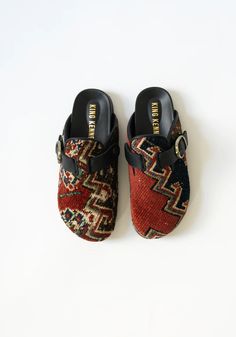 King Kennedy Rugs – VESTIGE Funky Shoes, Shoe Inspo, Looks Street Style, Swag Shoes, Dream Shoes, Shoe Game, Sock Shoes, Cute Shoes