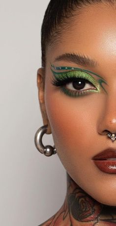 Green Dance Makeup, Feid Concert Makeup Ideas, Alien Eyes Makeup, Green Carnival Makeup, Ferxxo Makeup Ideas, Avant Garde Makeup Creative Inspiration, Green Star Makeup, Carnival Eye Makeup, Fairy Green Makeup