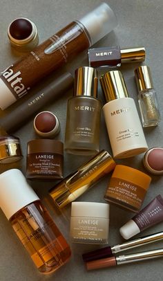 Minimalism Makeup Collection, Make Up Products Aesthetic Pic, Makeup Products Black Women, Make Up Aesthetic Products, Beauty Brand Aesthetic, Makeup Items Aesthetic, Make Up Kit Aesthetic, Minimal Makeup Collection, Sephora Finds