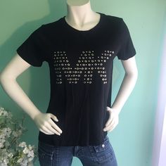 This T Shirt Is Color Black With Gold Lettering, Two Small Slits On The Sides, Very Comfy Type Of Fabric So Soft, Very Cute Top, In Excellent Condition With No Flaws Never Been Used. Offers Are Welcome Leather Tank Top, Fringe Shirt, Cold Shoulder Shirt, Black And White Shorts, Gold Lettering, Animal Print Blouse, Michael Kors Collection, Shoulder Shirts, Cute Top