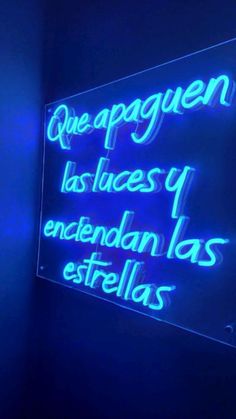 a neon sign that reads que agon las luces y encandan las estrellas