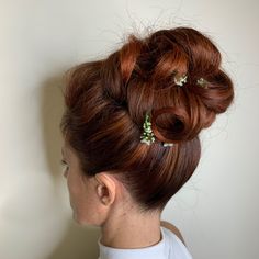 Classic bun bridal hair. Wedding Hairstyle. Sleek wedding hair style. Bridesmaid Updo Sleek Wedding Hair, Hairstyle Sleek, Classic Bun, Sleek Wedding, Bridesmaid Updo