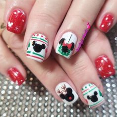 Mickey Mouse Christmas Nail Art, Christmas Minnie Nails, Disney Christmas Pedicure, Minnie Christmas Nails, Disney Christmas Nail Ideas, Christmas Disney Nail Designs, Disney Christmas Nails Acrylic, Holiday Disney Nails