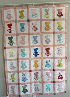 a quilted wall hanging with many different colored teddy bears on it's sides