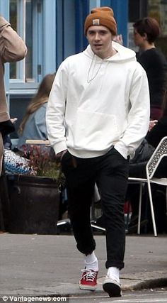 Men Crewneck Outfit, Baggy Clothes Outfit Men, Celebrity Streetwear, Beckham Outfit, Baggy Clothes Outfit, Nineties Fashion, Men Crewneck, Man Outfit