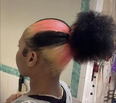 Skunk Strip And Peekaboo, Skunk Stripe Hair In The Back, Two Skunk Stripe Hair, Peekaboo With Skunk Stripe, 2 Skunk Stripes, 2 Tone Hair Color Ideas For Black Women, Light Pink Skunk Stripe, Skunk Stripe And Peekaboo, Skunk Stripe Ideas