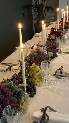 Fancy Dinner Table Aesthetic, Autumn Themed Dinner Party, Fall Fruit Tablescape, Small Dining Table Decor Centerpiece, Fruit On Table Wedding, Grape Wedding Theme, Feast Table Setting, Fall Dinner Party Tablescape, Long Dinner Table