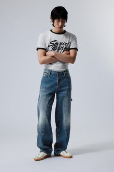 Ett par vida snickarjeans med ledig passform och låg midja. Jeansen är tillverkade i stadig denim av ekologisk bomull utökade med återvunnen bomull. Dessa jeans har en klassisk 5-ficks-look, gylf med knapp, snickarinspirerade frontpaneler, lårfickor med hammarögla och passar till de flesta skor. Denim Jeans Outfit Men, Blue Jeans Outfit Men, Swedish Street Style, Jeans Outfit Men, Blue Jean Outfits, Cropped Polo, Outfits Retro, Mens Fashion Jeans, Men Trousers