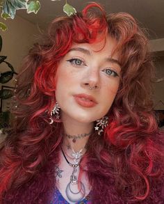 Cute Colored Hair Ideas For Brown Hair, Pink Tips Curly Hair, Color Block Hair Curly, Color Blocking Curly Hair, Curly Hair Dyed Tips, Curly Hairstyles Dyed, Pink Hair Curly, Dyed Curly Hair Ideas Colour, Chloe Vibes