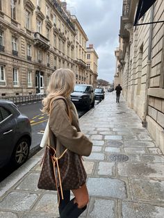 Louis Vuitton Handbag Outfit, Lv Neverfull Bag, Louis Vuitton Carryall Mm, Designer Bag Outfits, Louis Vuitton Big Bag, Lv Bag Outfit, Lv Carryall, Neverfull Outfit, Winter Outfits Classy