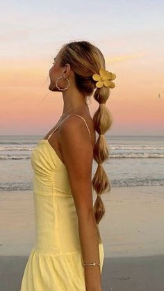 #instagram #fashion #aesthetic #beach Sun Holiday Outfits, Greece Hairstyles, Easy Summer Updos, Greece Hair, Summer Wavy Hair, Quick Summer Hairstyles, Pool Day Hairstyles, Beach Day Hairstyles, Hawaii Hairstyle