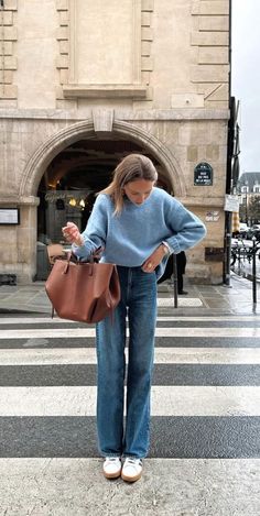 European Casual Style, Summer Elevated Casual, Everyday Life Aesthetic, Elevated Basics Style, Leather Tote Bag Outfit, Prague Fashion, Cold Spring Outfit, Polene Bag, Sunday Brunch Outfit