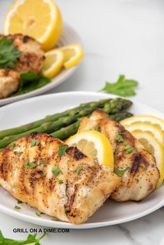 grilled chicken breast with asparagus and lemon slices