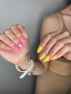 Disney Character Nails Easy, Cartoon Theme Nails, Funny Nails Design Hilarious, Easy Character Nails, Spongebob Themed Nails, Spongebob And Patrick Nails, Up Nails Disney, Universal Studios Nails, Powerpuff Nails