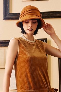 A wonderful hat crafted with high-quality materials and attention to detail, ensuring both durability and style. Features: Wide brim for ample sun protection Ribbon trim and bow Elegant crimping design Head circumference of 22'' / 56 cm Wide Brim Bucket Hat, 1920s Hat, 1920s Headpiece, 1920s Style, Peacock Wedding, 1920s Dress, Cloche Hat, Wedding Dresses Plus Size, Party Outfits