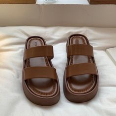 Womens Slippers Leather, Basic Shoes Aesthetic, Simple Platform Sandals, Cute Beach Sandals, Trendy Flat Sandals For Everyday, Brown Trendy Sandals For Everyday Wear, Trendy Brown Sandals For Everyday, Trendy Brown Everyday Sandals, Cute Brown Summer Sandals